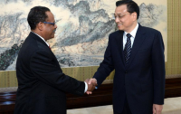Chinese Premier Li Keqiang shakes hands with IPPF's Director-General